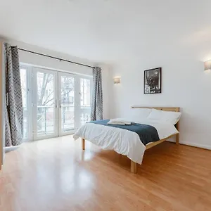 Up To 4 People, In A Share House Next To Bridge Londres